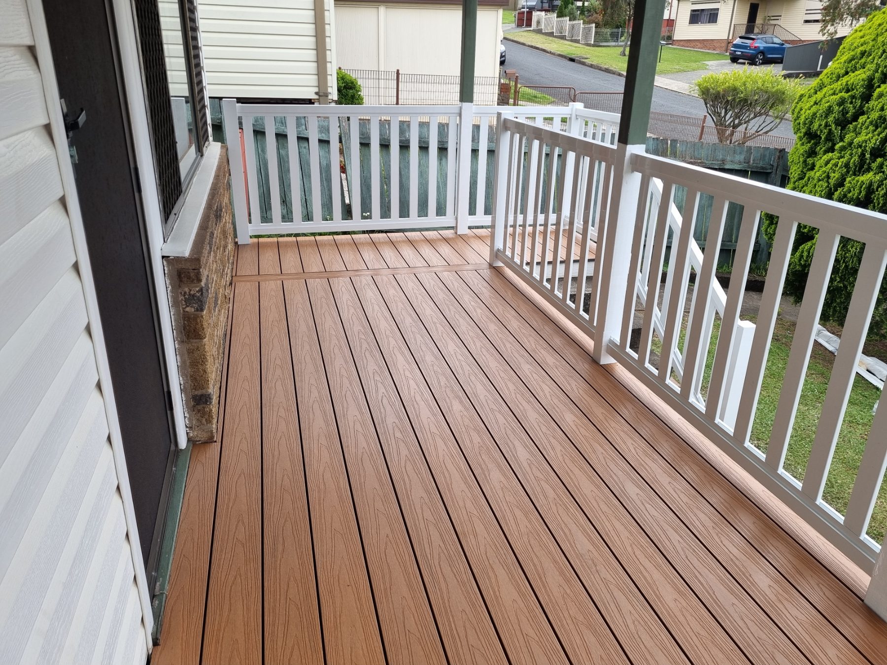 Composite side deck with white balustrade